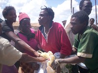 Slum dwellers(Kibera) fighting for food