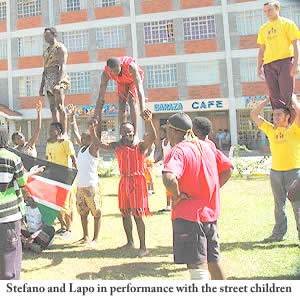 Stefano and Lapo in performance with the street children