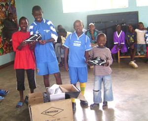 Tone la Maji football team receives sports shoes