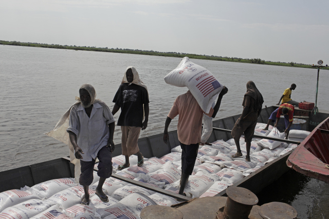 Malakal. A barge on the river Nile distributes double food ration to the displced in view of the referendum.
