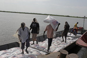 Malakal. A barge on the river Nile distributes double food ration to the displced in view of the referendum.