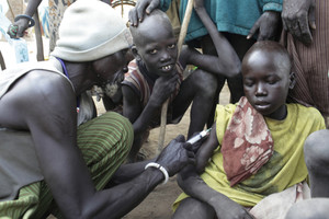 Yirol. Vaccination in a cattle camp.