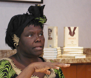 Wangari Maathai addressing the American Association of Publishers Paper Issue Working Group at Random House, New York. Photo by Martin Rowe Date: 10/18/06 